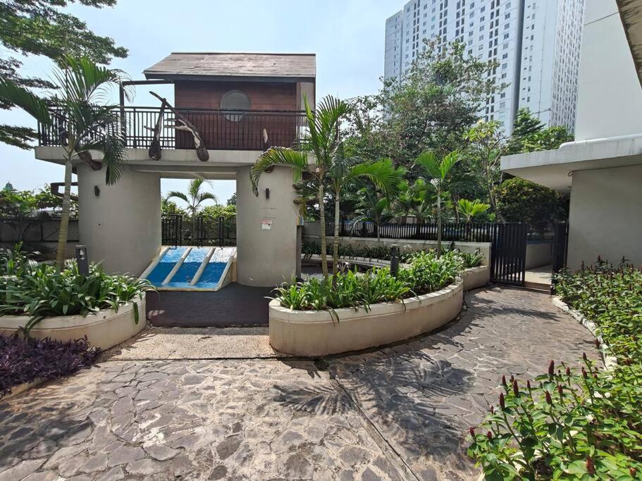 Pangsapuri Bassura East Netflix & Chill Jakarta